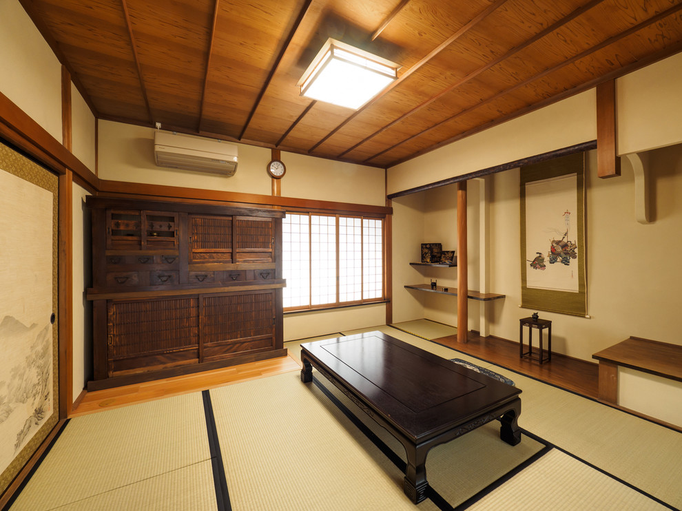 Diseño de salón cerrado asiático con paredes beige, tatami y suelo verde