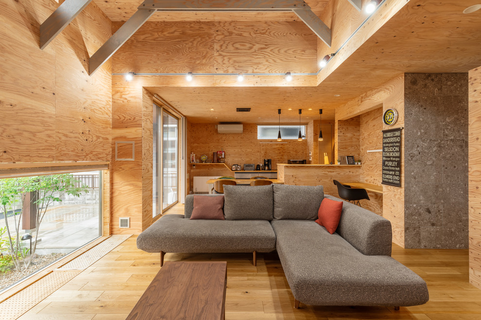 Foto di un soggiorno etnico aperto con pareti marroni, pavimento in legno massello medio e pavimento marrone