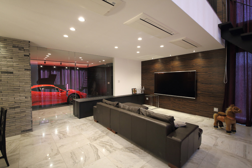 Ejemplo de salón actual con paredes blancas y televisor colgado en la pared