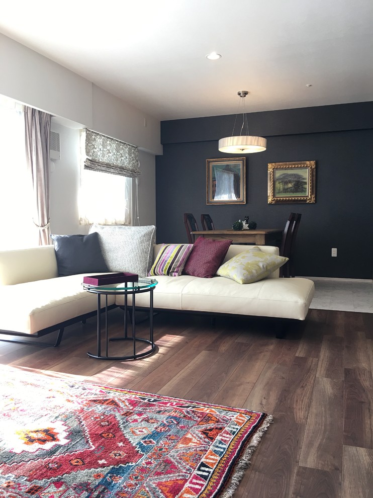 Immagine di un soggiorno tradizionale aperto con pareti multicolore, parquet scuro e pavimento marrone