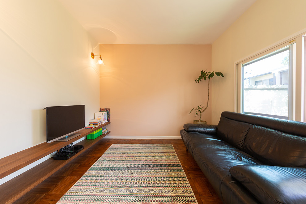 Inspiration för ett retro vardagsrum, med vita väggar, mellanmörkt trägolv, en fristående TV och brunt golv