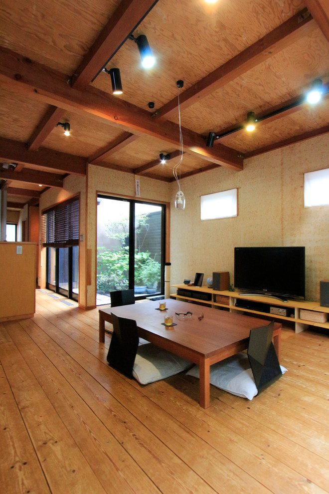 Пример оригинального дизайна: гостиная комната в восточном стиле с коричневыми стенами, паркетным полом среднего тона и коричневым полом