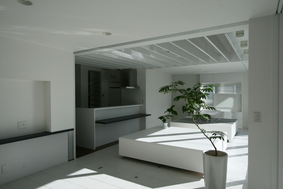 Großes, Offenes Modernes Wohnzimmer mit weißer Wandfarbe, Porzellan-Bodenfliesen, TV-Wand und weißem Boden in Tokio