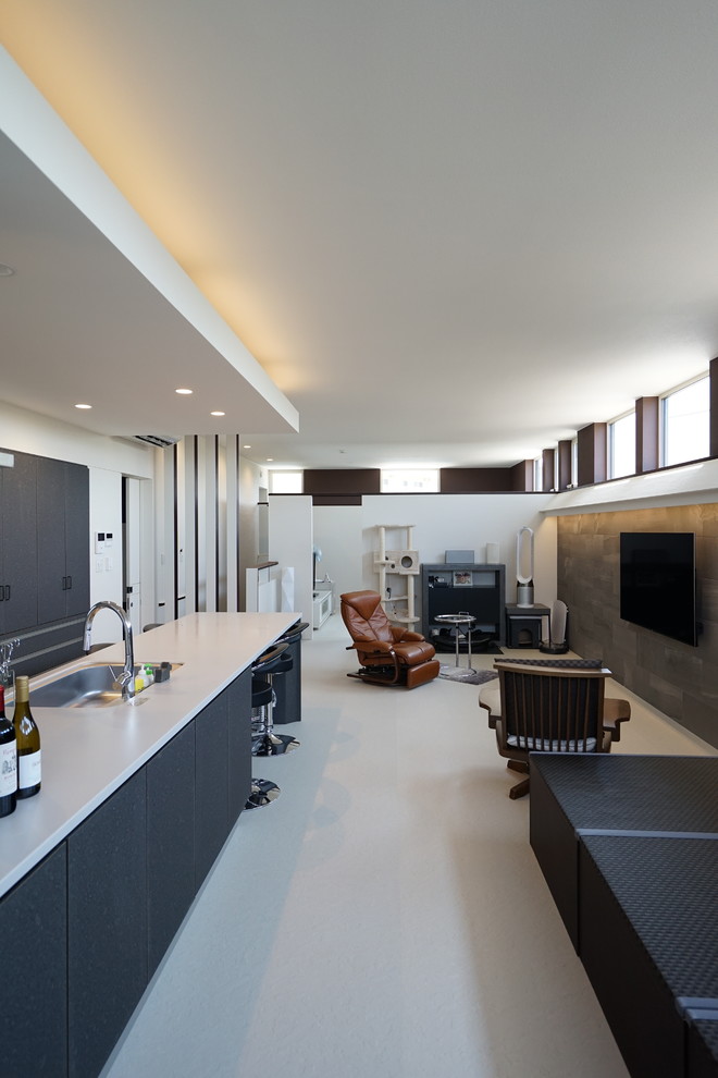 Cette photo montre un petit salon mansardé ou avec mezzanine moderne avec un sol gris.