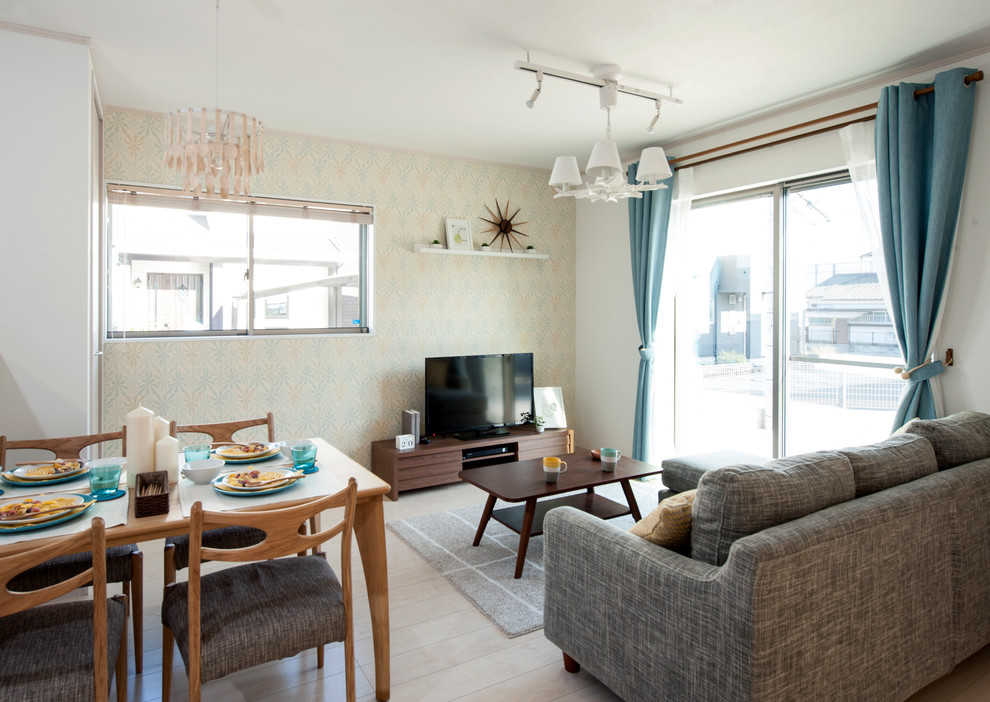 Cette image montre un salon nordique ouvert avec un mur blanc, parquet peint, un téléviseur indépendant et un sol beige.