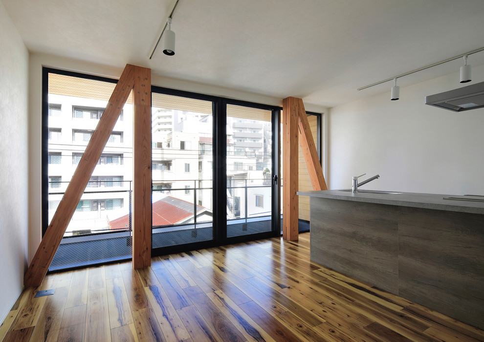 Diseño de salón abierto minimalista de tamaño medio con paredes blancas y suelo de linóleo