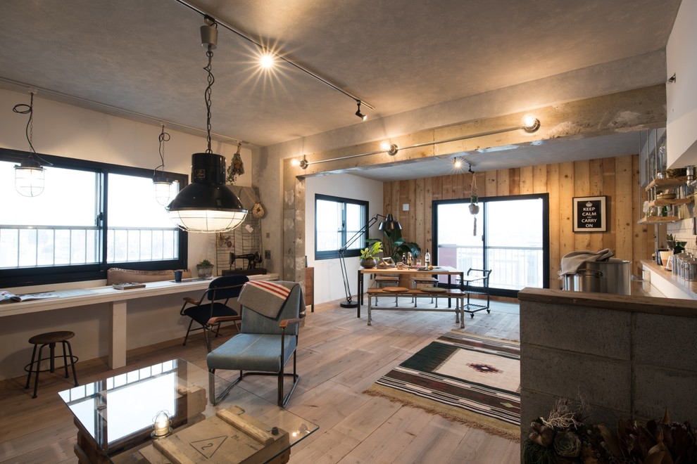 Idee per un soggiorno industriale aperto con pareti multicolore, pavimento in legno verniciato e pavimento grigio