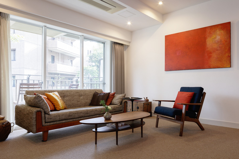 Foto di un soggiorno moderno con pareti bianche e pavimento marrone