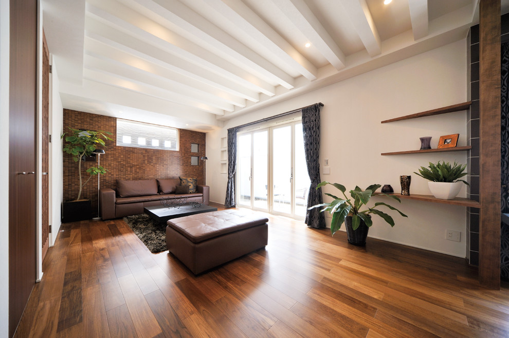 Offenes Asiatisches Wohnzimmer mit brauner Wandfarbe, braunem Holzboden und braunem Boden in Nagoya