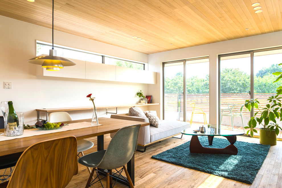 Idee per un soggiorno design aperto con pareti bianche e pavimento in legno massello medio