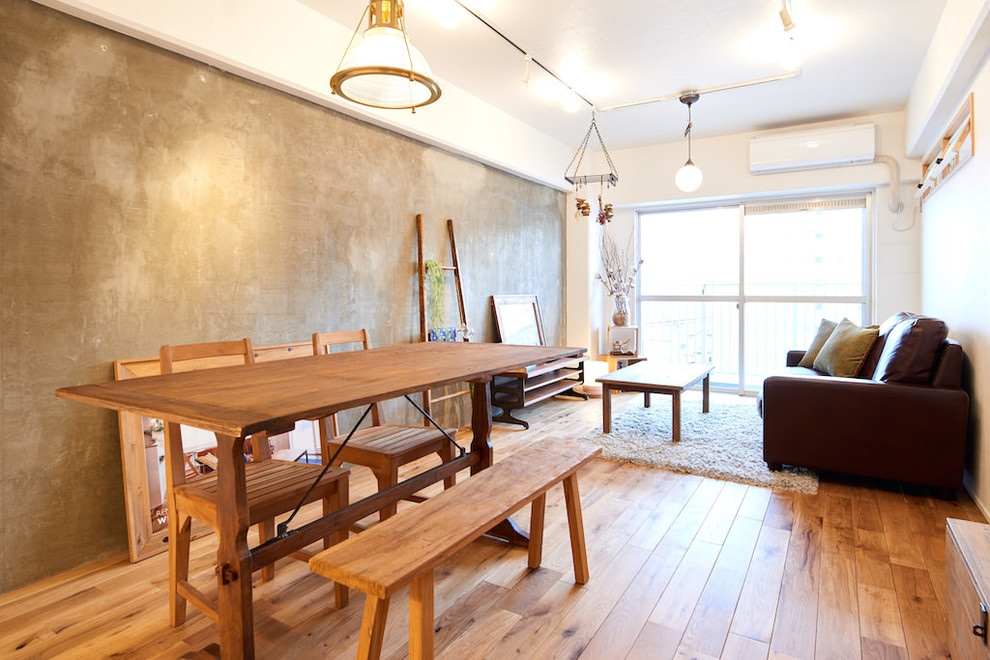 Aménagement d'un salon éclectique ouvert avec un mur multicolore, un sol en bois brun et un sol marron.