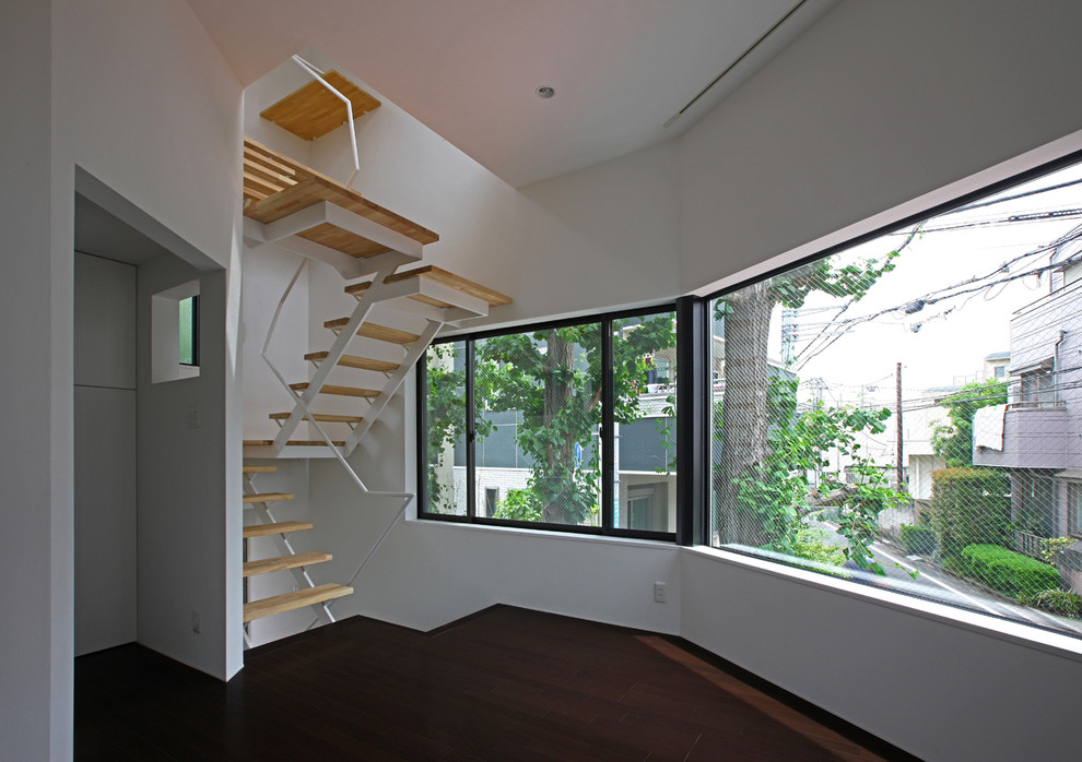 Kleines, Offenes Modernes Wohnzimmer ohne Kamin mit weißer Wandfarbe, gebeiztem Holzboden, freistehendem TV und braunem Boden in Tokio