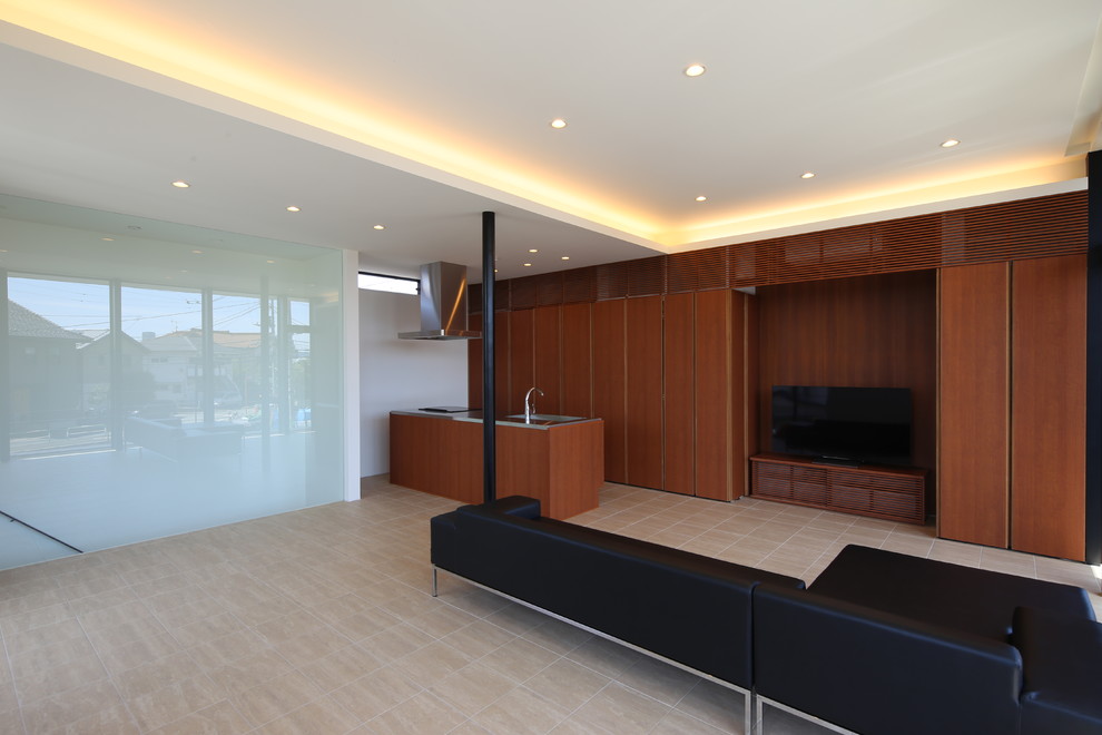 Стильный дизайн: открытая гостиная комната среднего размера в стиле ретро с белыми стенами, полом из керамической плитки, скрытым телевизором и бежевым полом без камина - последний тренд