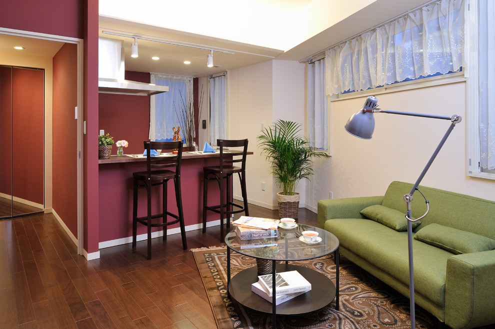 Immagine di un piccolo soggiorno design aperto con angolo bar, pareti blu e pavimento in compensato