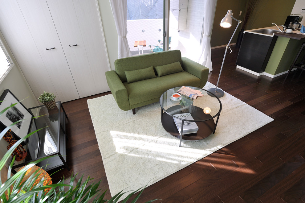 Immagine di un piccolo soggiorno contemporaneo aperto con angolo bar, pareti blu e pavimento in compensato