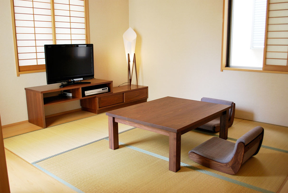 Kleines Asiatisches Wohnzimmer ohne Kamin mit beiger Wandfarbe und freistehendem TV in Yokohama