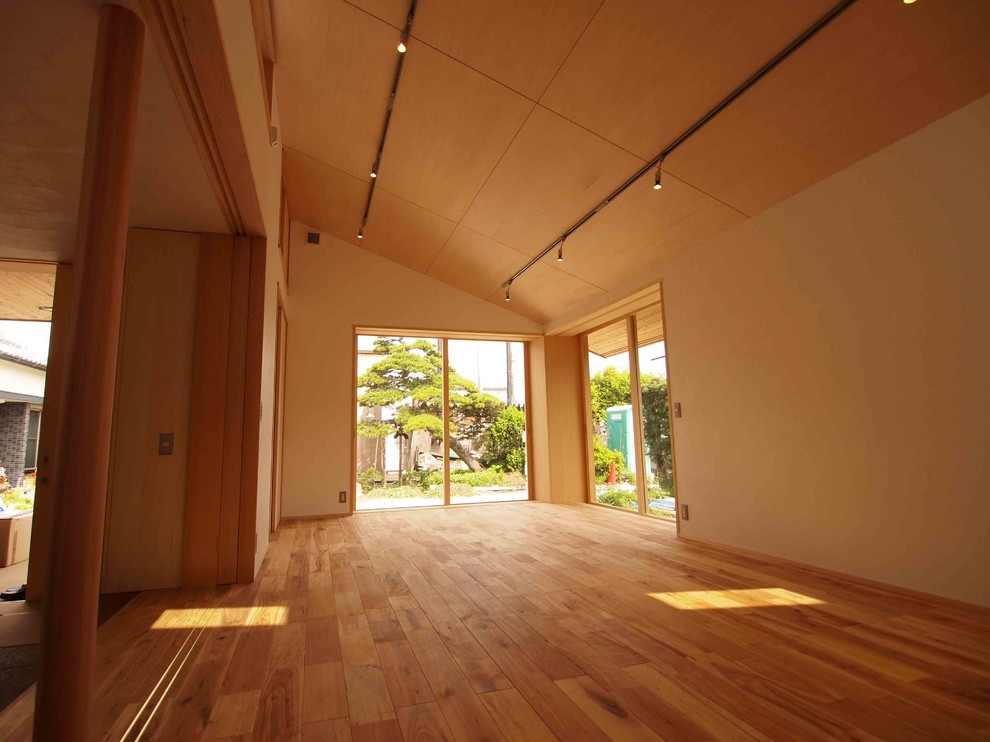 Großes, Repräsentatives, Offenes Klassisches Wohnzimmer mit weißer Wandfarbe, braunem Holzboden und Kamin in Tokio