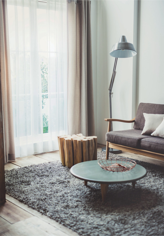 Стильный дизайн: гостиная комната в современном стиле с белыми стенами и паркетным полом среднего тона без камина, телевизора - последний тренд