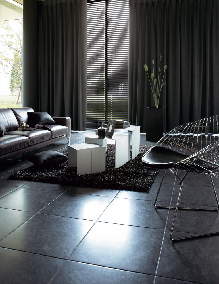 Пример оригинального дизайна: гостиная комната в современном стиле с полом из керамической плитки без камина