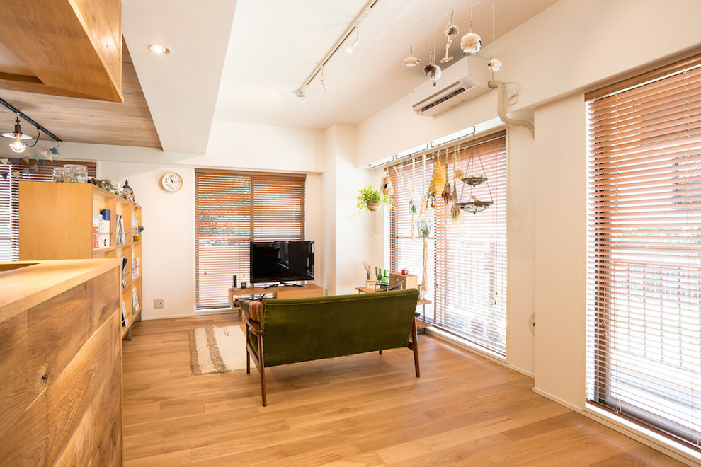 Idee per un soggiorno scandinavo con pareti bianche e pavimento in legno massello medio