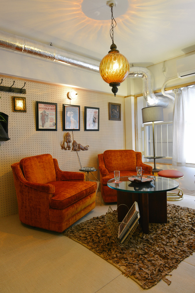 Bild på ett eklektiskt vardagsrum, med beige väggar och tatamigolv