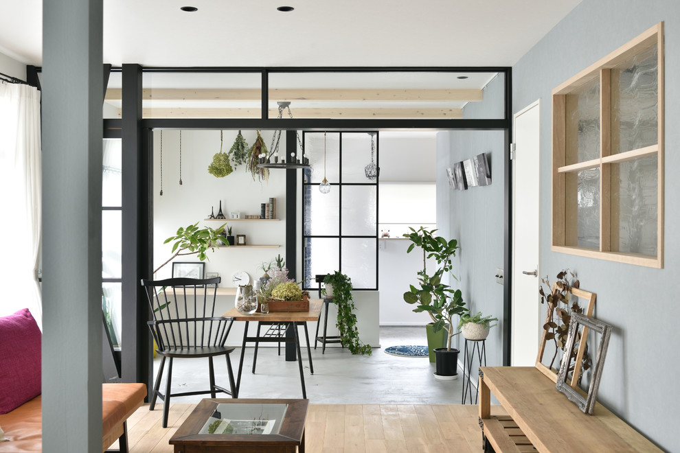 Idéer för eklektiska vardagsrum, med grå väggar, ljust trägolv och brunt golv