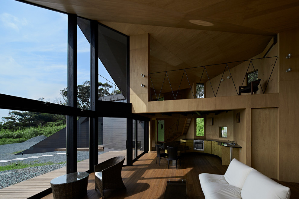 Idéer för funkis vardagsrum, med bruna väggar och mellanmörkt trägolv