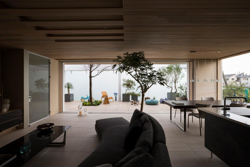 Идея дизайна: большая парадная, открытая гостиная комната в современном стиле с коричневыми стенами без камина