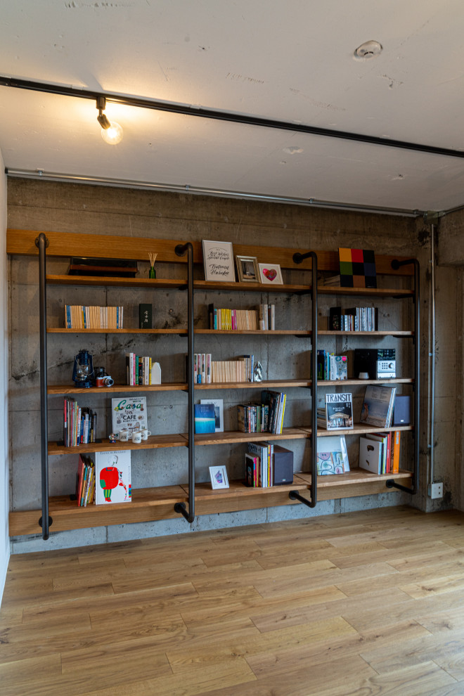 Mittelgroße, Offene Industrial Bibliothek ohne Kamin mit grauer Wandfarbe, braunem Holzboden, gelbem Boden, Holzdielendecke und Holzdielenwänden in Tokio