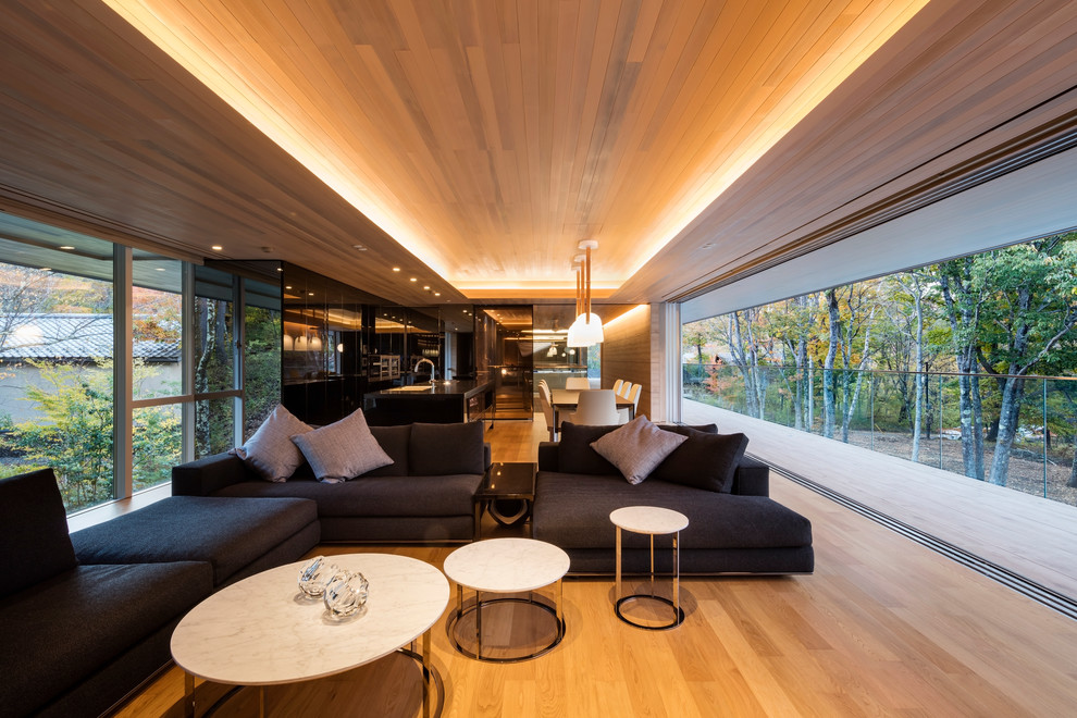 Diseño de salón abierto contemporáneo extra grande con suelo de madera en tonos medios y suelo marrón