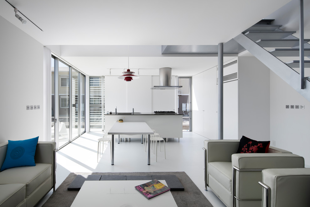 Стильный дизайн: гостиная комната в стиле модернизм с белыми стенами и белым полом - последний тренд