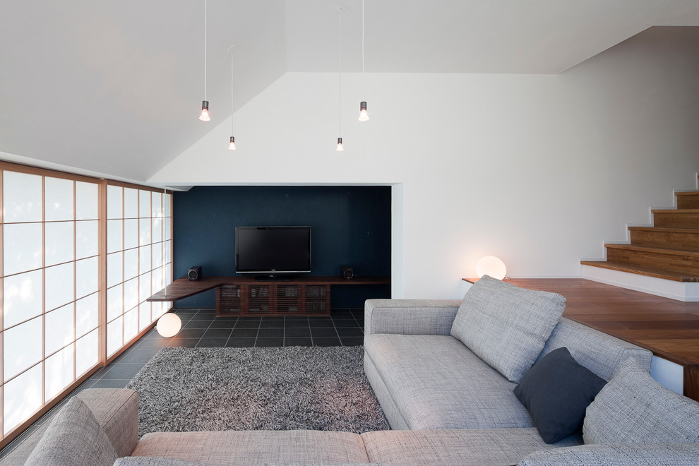 Immagine di un soggiorno moderno con pareti bianche e TV autoportante