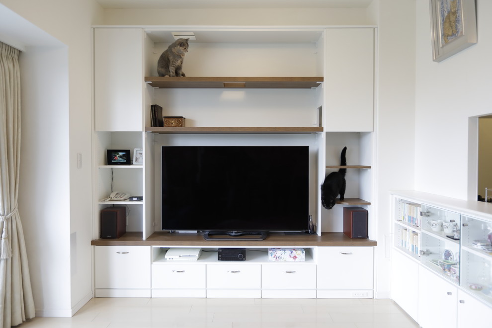 Ispirazione per un soggiorno moderno aperto con pareti bianche e TV autoportante