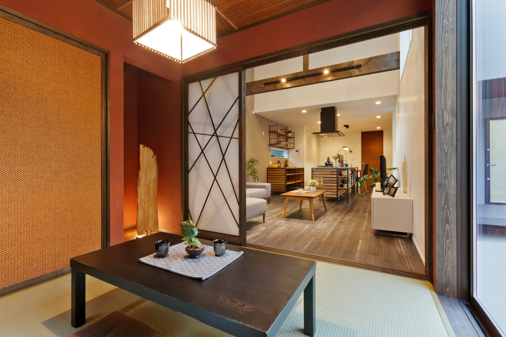 Idée de décoration pour un salon asiatique avec un mur orange, un sol de tatami et un sol vert.