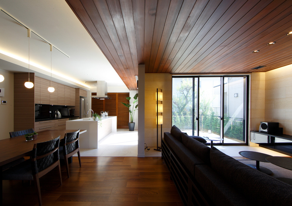 Diseño de salón para visitas abierto asiático de tamaño medio con suelo de madera clara, televisor independiente y suelo marrón