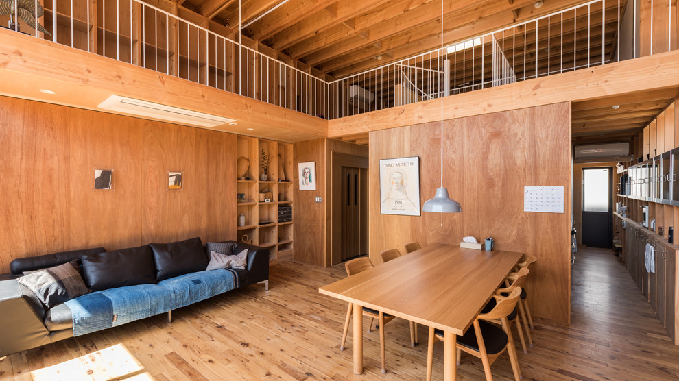 Foto di un soggiorno contemporaneo con pareti marroni, pavimento in legno massello medio, nessun camino e nessuna TV