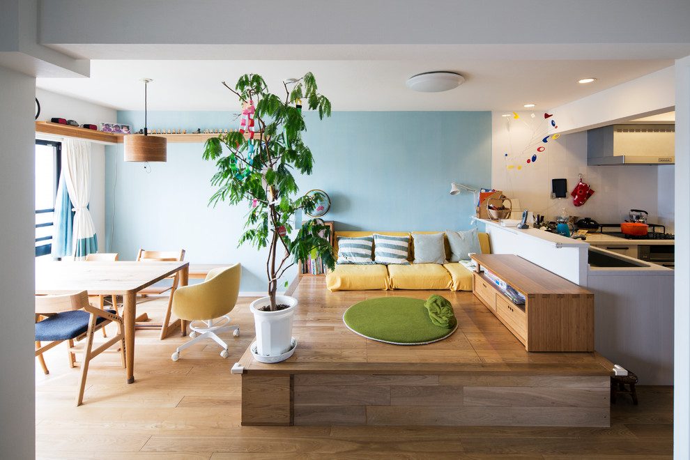 Eklektisches Wohnzimmer mit blauer Wandfarbe, braunem Holzboden und braunem Boden in Tokio