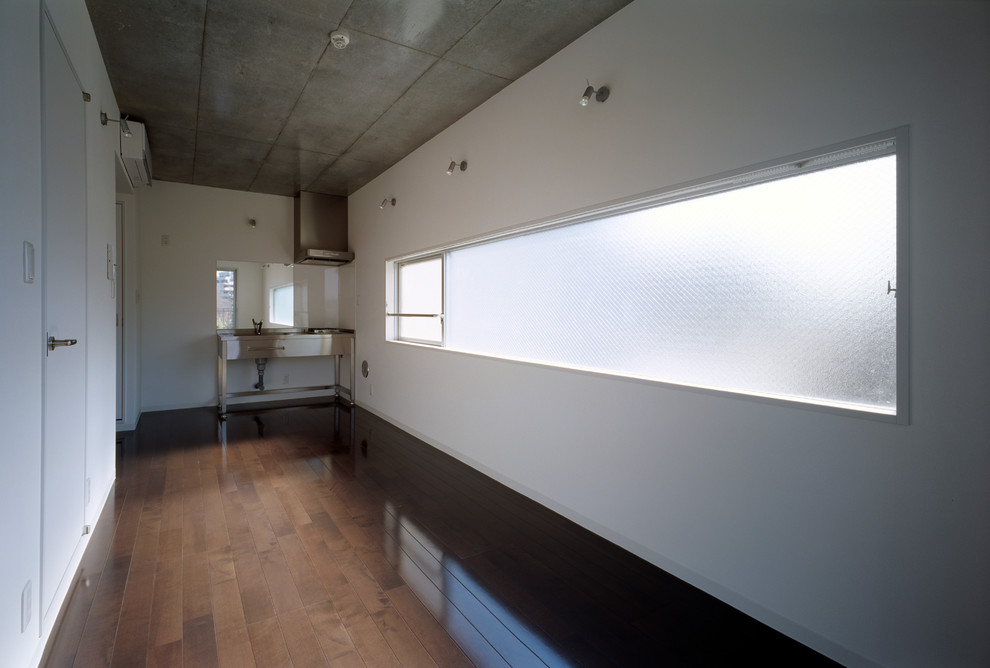 Foto di un soggiorno moderno aperto con pareti bianche e pavimento in legno massello medio