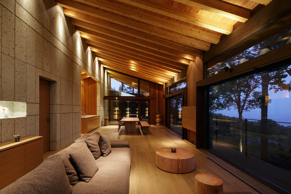 Wohnzimmer mit hellem Holzboden in Sonstige