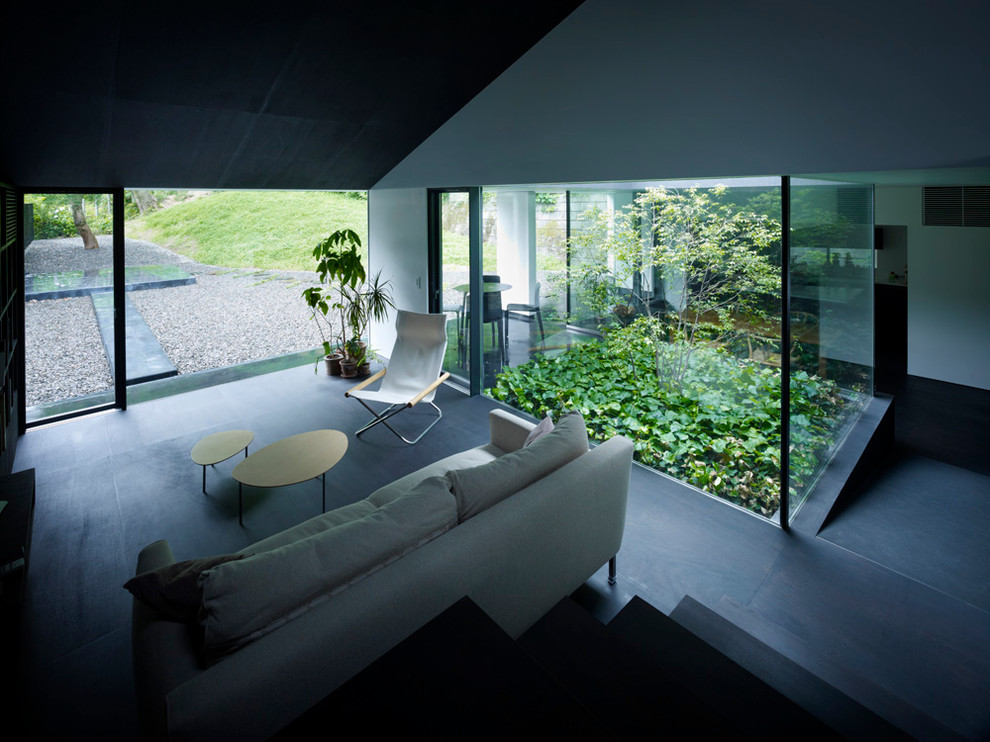 Foto di un soggiorno minimal di medie dimensioni e aperto con pareti bianche, pavimento in legno verniciato, pavimento marrone e soffitto in perlinato