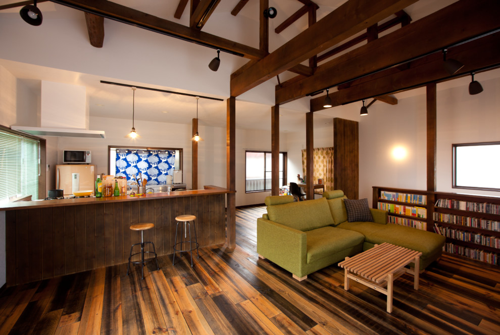 Стильный дизайн: открытая гостиная комната в восточном стиле с белыми стенами, деревянным полом и коричневым полом - последний тренд