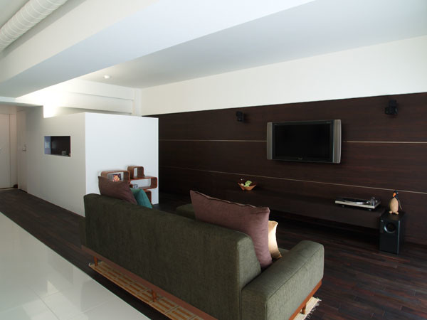 Mittelgroßes, Repräsentatives, Offenes Modernes Wohnzimmer ohne Kamin mit brauner Wandfarbe, dunklem Holzboden und TV-Wand in Tokio