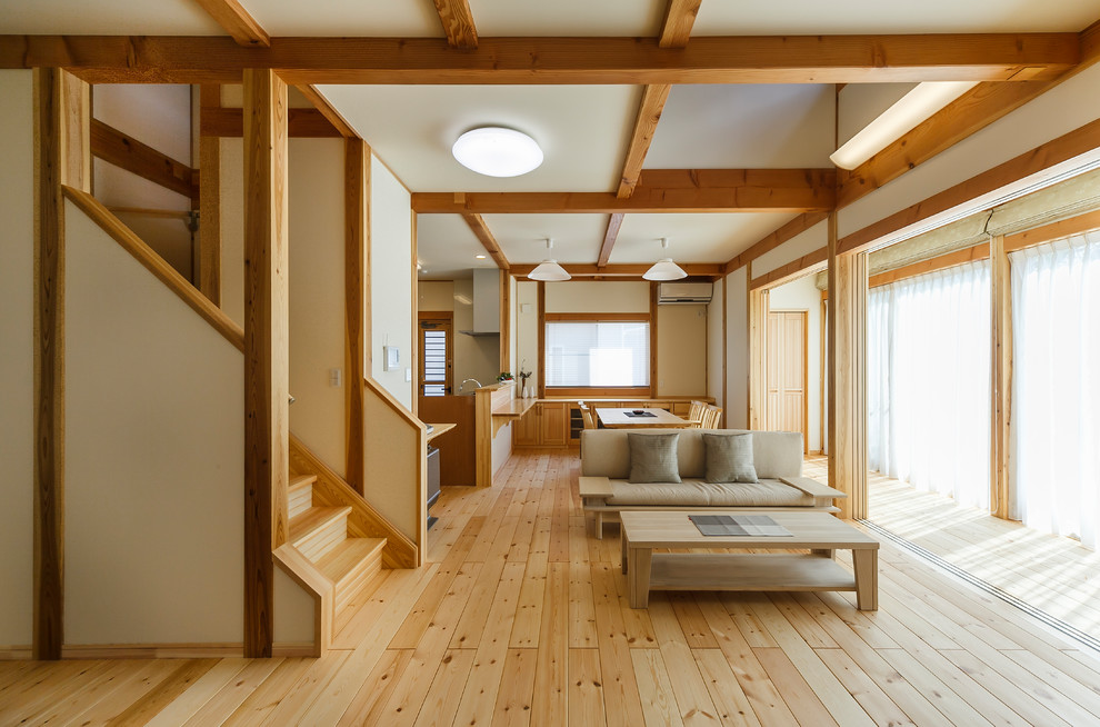 Exempel på ett modernt vardagsrum, med vita väggar, ljust trägolv och beiget golv