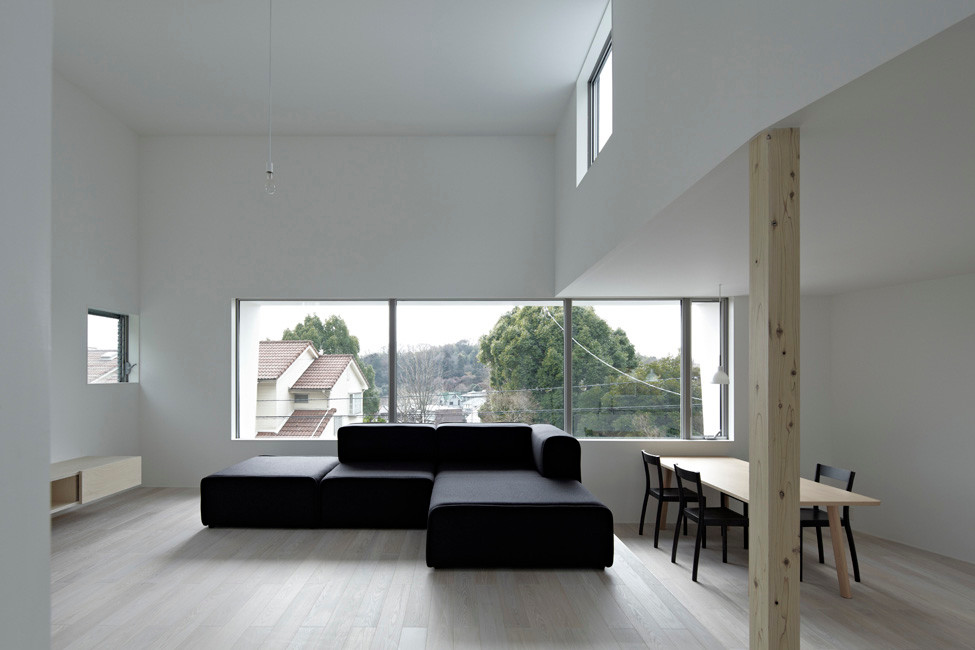 Mittelgroßes, Offenes Modernes Wohnzimmer ohne Kamin mit schwarzer Wandfarbe, hellem Holzboden und freistehendem TV in Yokohama