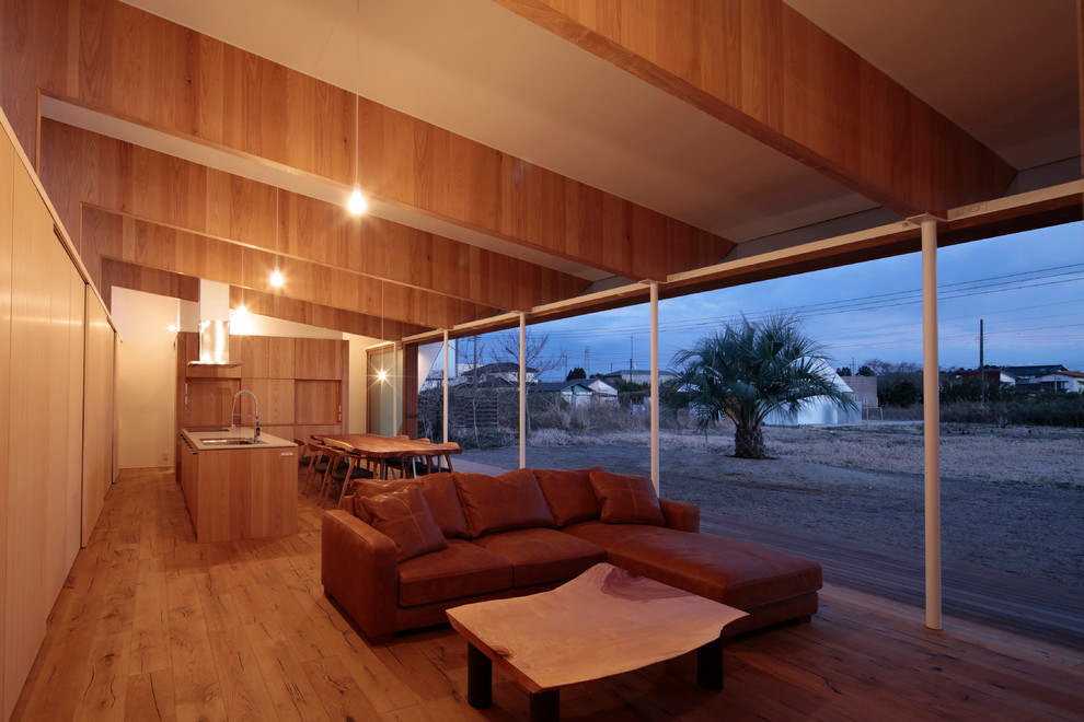 Modelo de salón abierto minimalista de tamaño medio sin chimenea con paredes blancas y suelo de madera en tonos medios