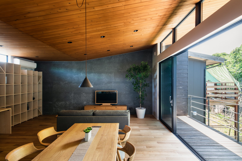 На фото: большая гостиная комната в стиле модернизм с серыми стенами, отдельно стоящим телевизором, бежевым полом, деревянным потолком, обоями на стенах и полом из фанеры без камина