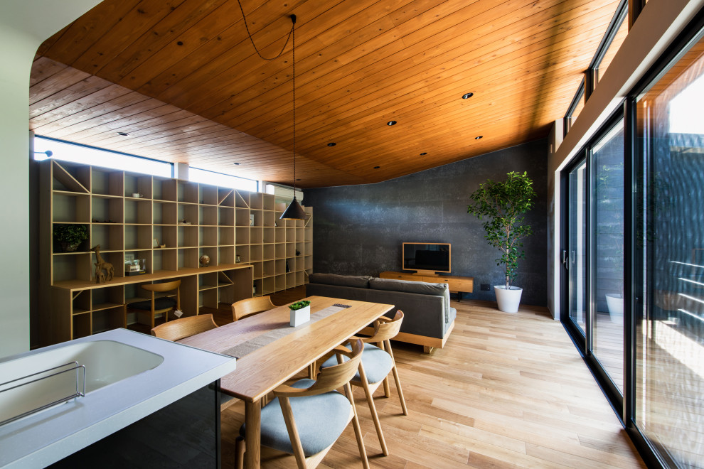 Mittelgroßes Asiatisches Wohnzimmer ohne Kamin mit grauer Wandfarbe, freistehendem TV, beigem Boden, Holzdecke, Tapetenwänden und Sperrholzboden in Sonstige