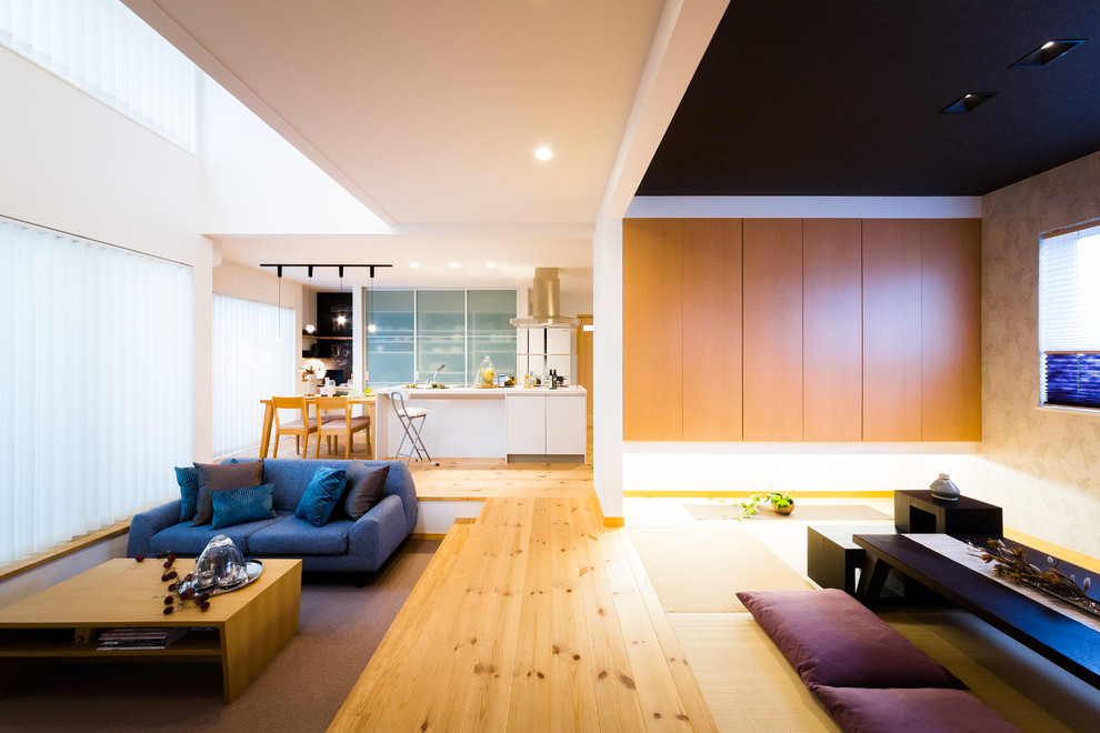 Идея дизайна: гостиная комната в восточном стиле с белыми стенами, паркетным полом среднего тона и коричневым полом