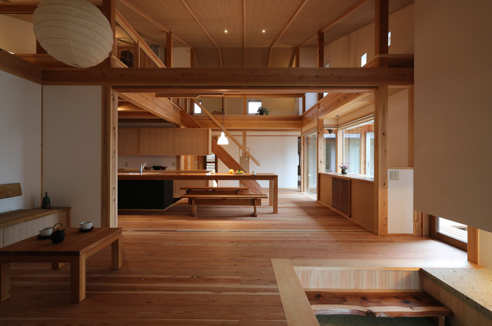 Großes, Offenes Asiatisches Wohnzimmer mit weißer Wandfarbe, hellem Holzboden und braunem Boden in Tokio Peripherie