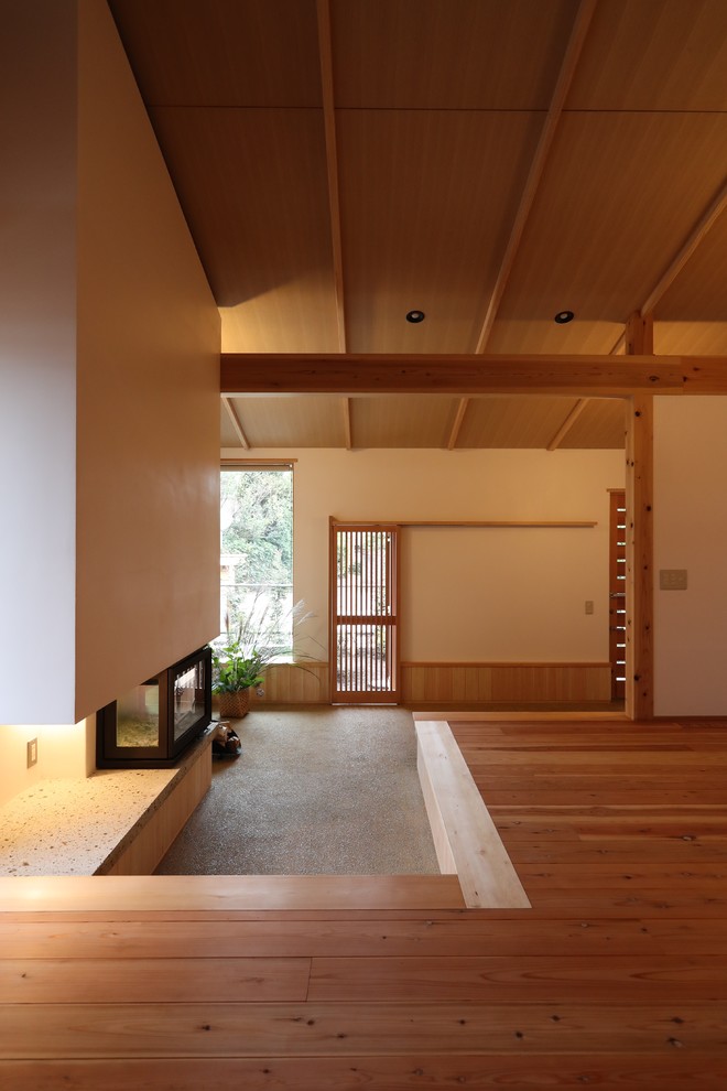 Modernes Wohnzimmer mit weißer Wandfarbe in Tokio Peripherie